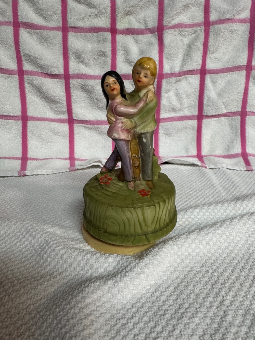 Sankyo Vintage Couple Hugging Ceramic Spinning Music Box Japan